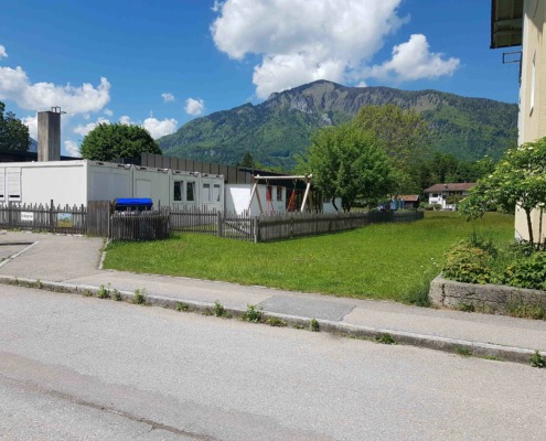 Kindergarten mit Container und Mülltonnen_20240702