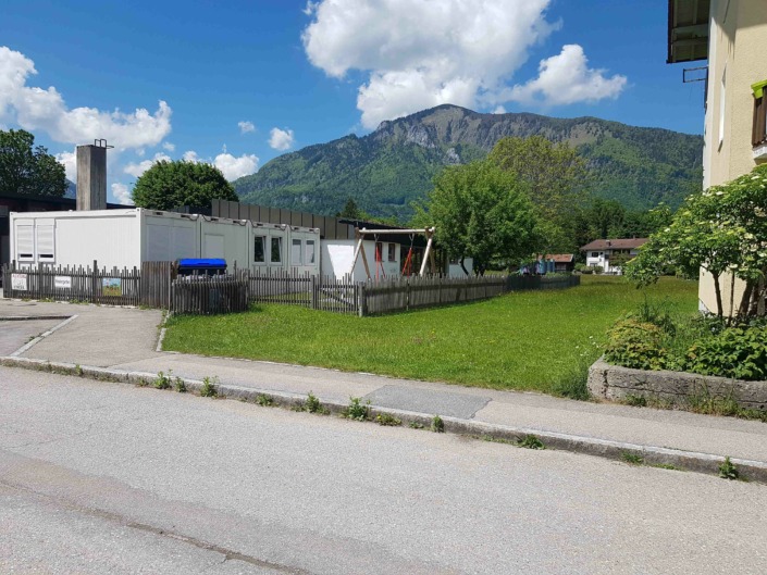 Kindergarten mit Container und Mülltonnen_20240702